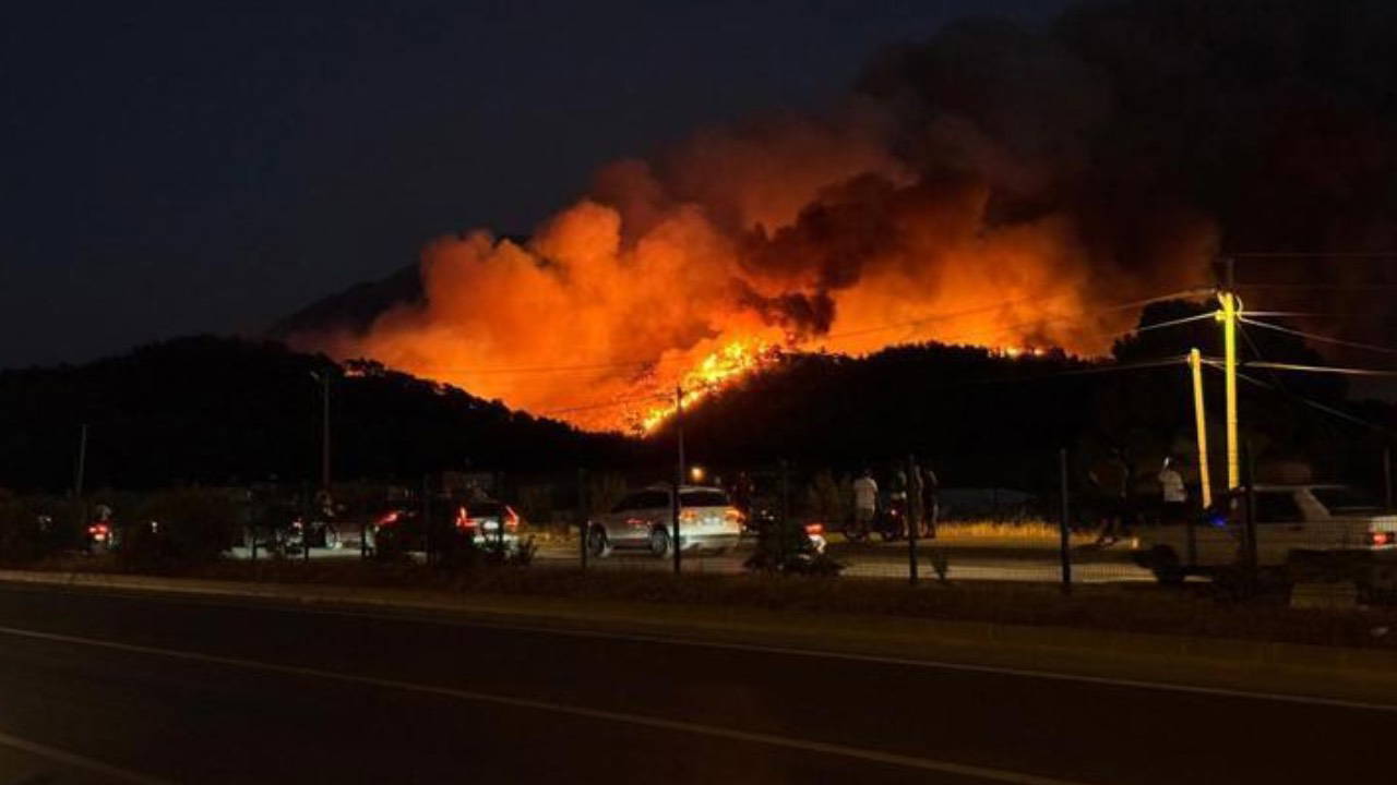 Fethiye’deki Orman Yangını Evleri Tehdit Ederken, Tahliye Çalışmaları Devam Ediyor