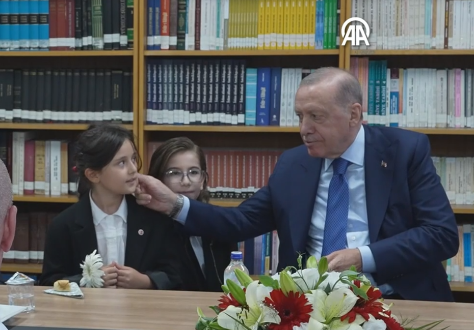 Cumhurbaşkanı Erdoğan Öğrencilerle Birlikte Türkü Seslendirdi