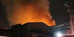 İzmir'de tekstil deposunda yangın!  1 kişi yaralandı