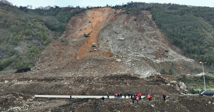 Artvin’de heyelan nedeniyle kapanan yolda çalışmalar sürüyor