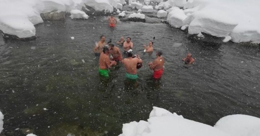 Rize’de kar yağışına rağmen derede yüzdüler – Son Dakika Türkiye Haberleri