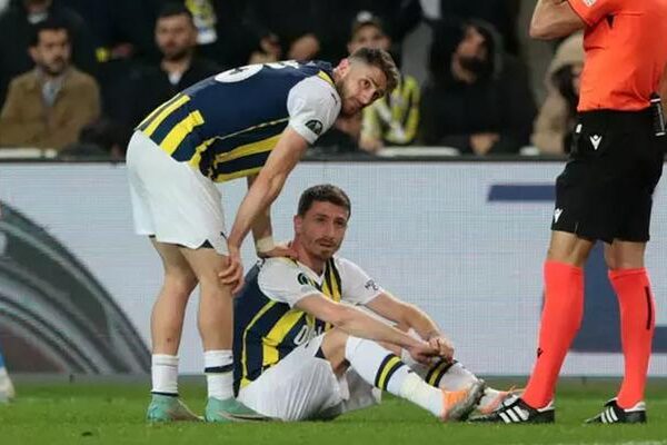 Fenerbahce, Mert Hakan Yakdaş'ın ameliyat geçirdiğini duyurdu