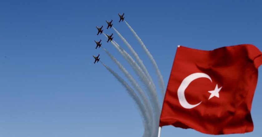 Yıldız Turche ve Solotürk bir gösteri uçuşu yaptı