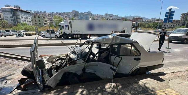 Kazaya karışan tofaş arabası yıkıma geri döndü: 1 ağır 2 yaralı 4