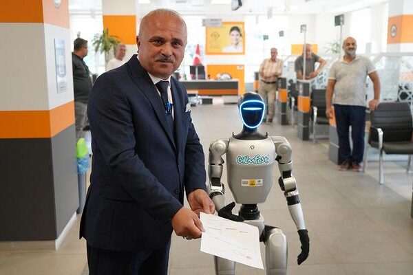 Türkiye'de birincisi! Robotu nüfusa kaydettiler: “Festman şimdi Caneikli”