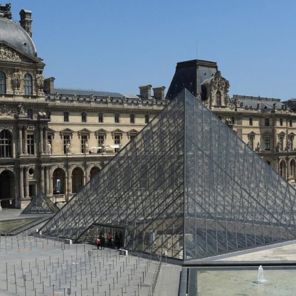 Fransa'da tarihi eserlerin çalındığı dünyaca ünlü Louvre Müzesi bugün kapalı kalacak